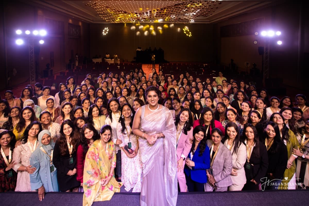 Maalica Ravikumar with hundreds of women at an Evergrowth Academy event